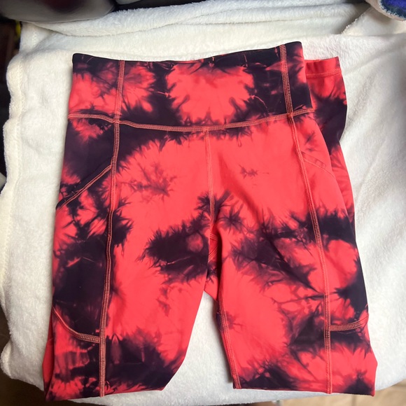 Lululemon Cropped Leggings in black and red tie dye with pockets Size 4 Like new - Picture 6 of 9